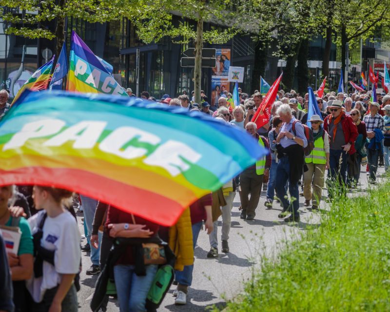 Menschenmenge bei einem Ostermarsch