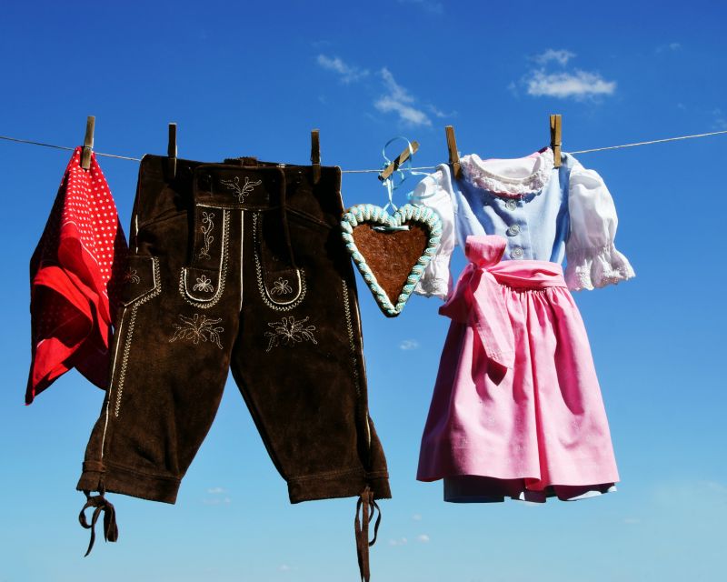 Bayerische Tradition auf der Leine: Lederhose und Dirndl unter weiß-blauem Himmel