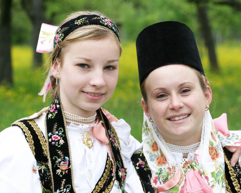 Junge Frauen in traditioneller Tracht der Siebenbürger Sachsen.