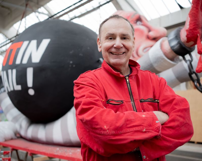 Der Düsseldorfer Künstler Jacques Tilly steht in seiner Werkstatt vor einer Putin-Figur mit blutigen Händen. 