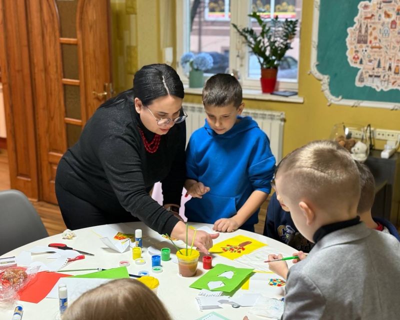 Julia Tayps mit Kindern im Deutschen Haus in Mukatschewo 