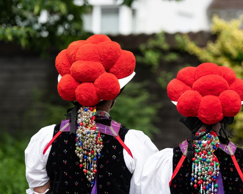 Süddeutschland: Schwarzwälder Tracht mit rotem Bollenhut, traditionell von unverheirateten Frauen getragen 