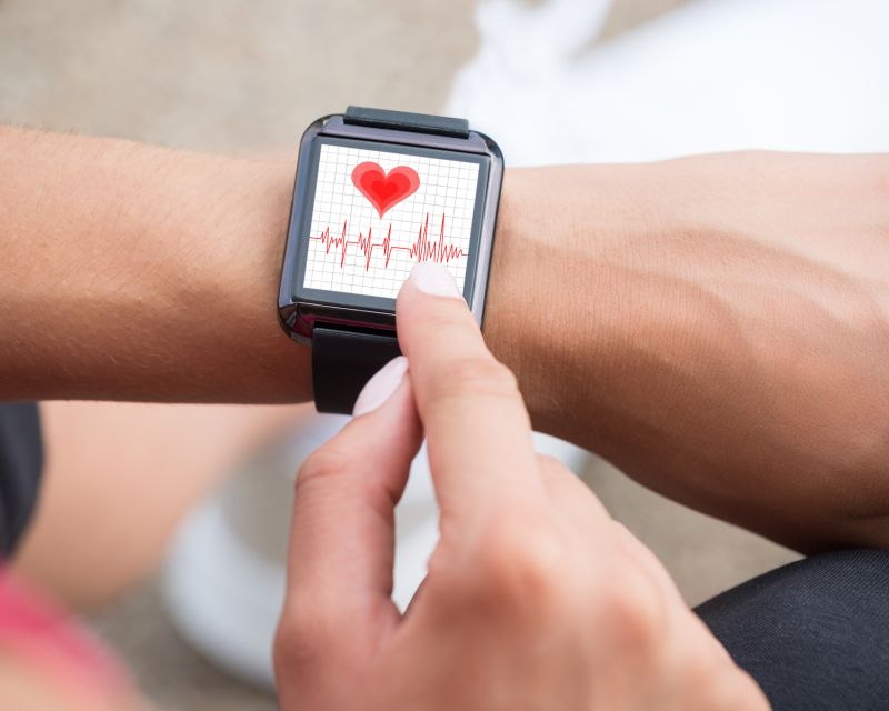 Hand mit Wearable und Gesundheits-App 