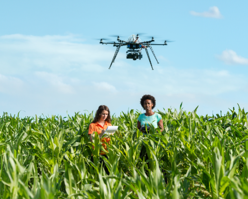 Neue Perspektiven: Studentinnen der Technischen Universität München mit einer Agrar-Drohne