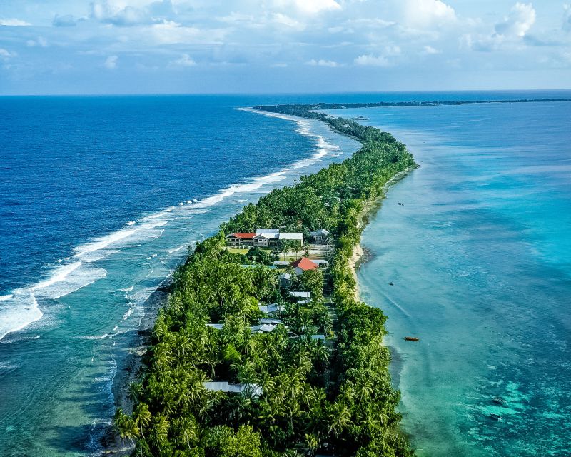 Ein lang gestrecktes, schmales Stück Land im Meer 