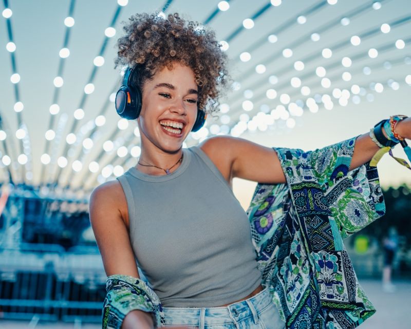 Studien zeigen, dass Singen glücklich macht und die Abwehrkräfte stärkt. 