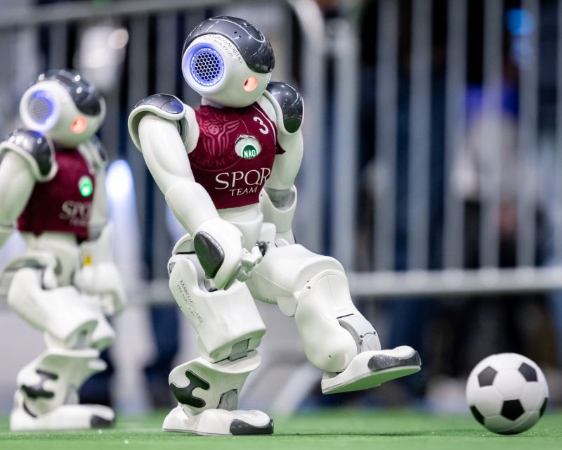 Beim RoboCup spielen Roboter auch Fußball. 