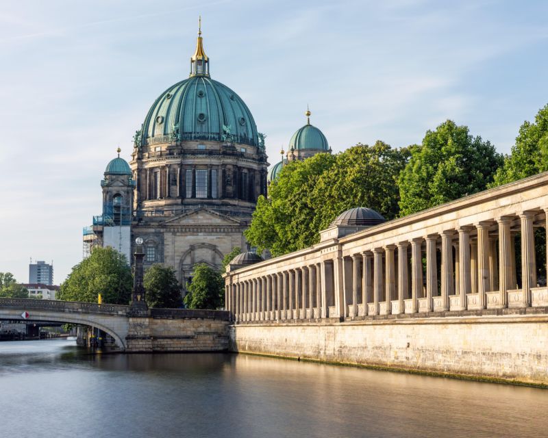 Spree umfließt die Museumsinsel.