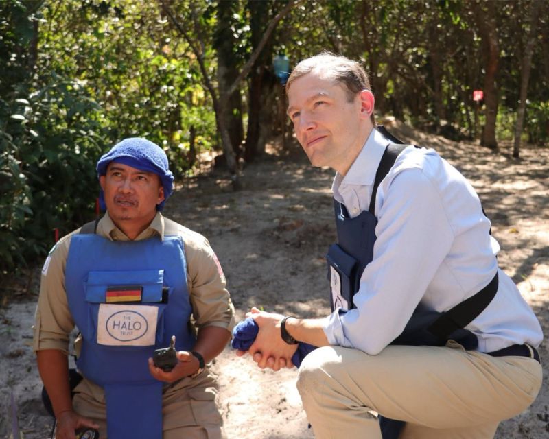 Kambodscha: Eike Hesselbarth (rechts) vom Auswärtigen Amt spricht mit einem Mitarbeiter der Nichtregierungsorganisation The HALO Trust. 