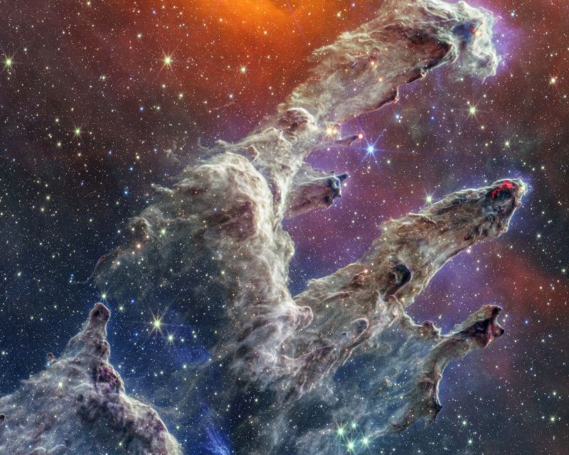 Eine leuchtende Staubwolke im Weltall.