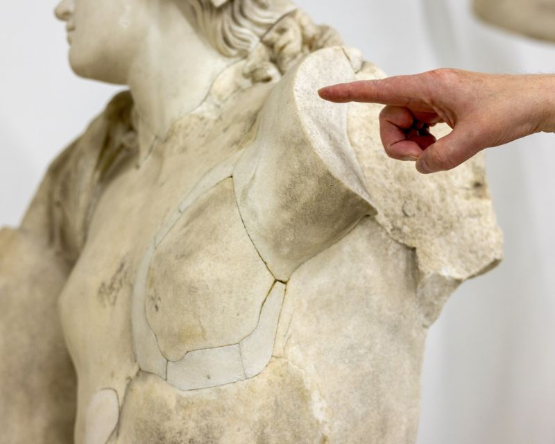     Eine Marmorskulptur, von der Zeit gezeichnet 