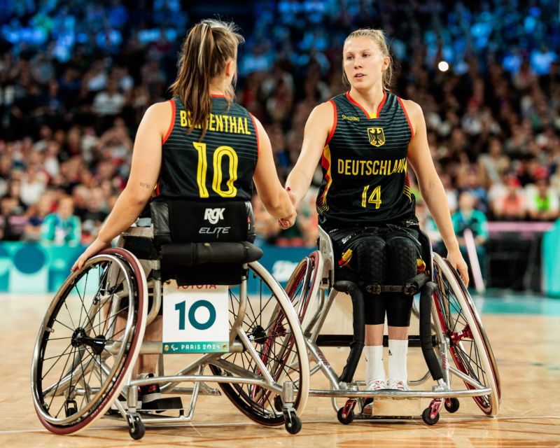 Lilly Sellak (r.) im Trikot der Nationalmannschaft 