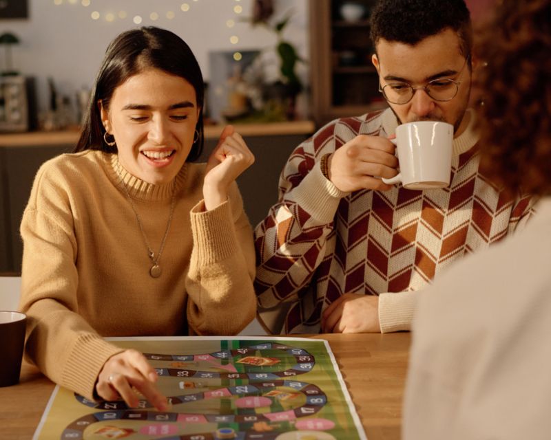 Brettspiele bringen Freunde und Fremde zusammen. 