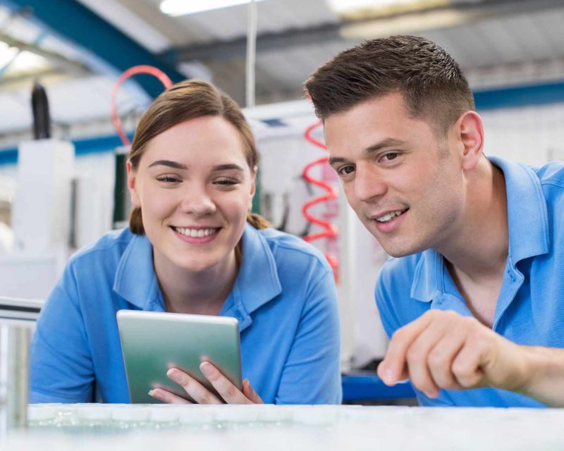 Auszubildende in einem Industriebetrieb 