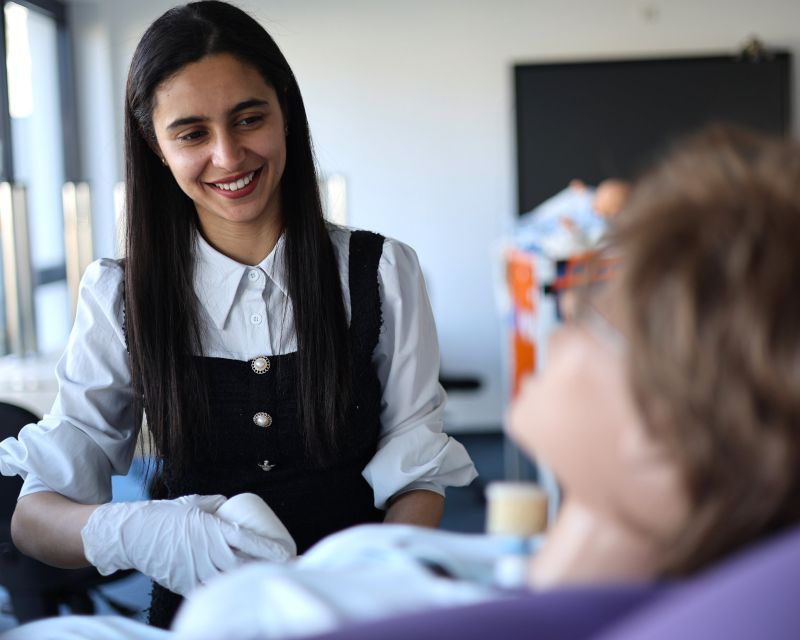 Fatma Bensalah wechselt den Verband an einer lebensechten Puppe. 