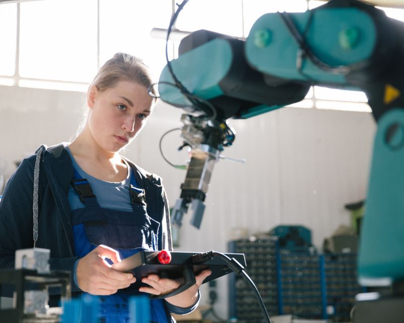 Eine Frau steuert einen Roboter.