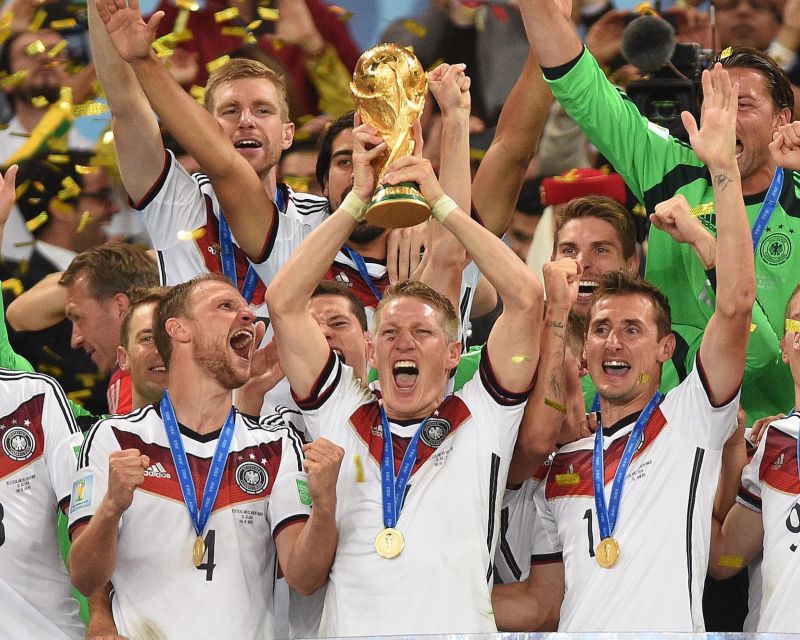 Die Männernationalmannschaft hält den WM-Pokal in die Höhe. 