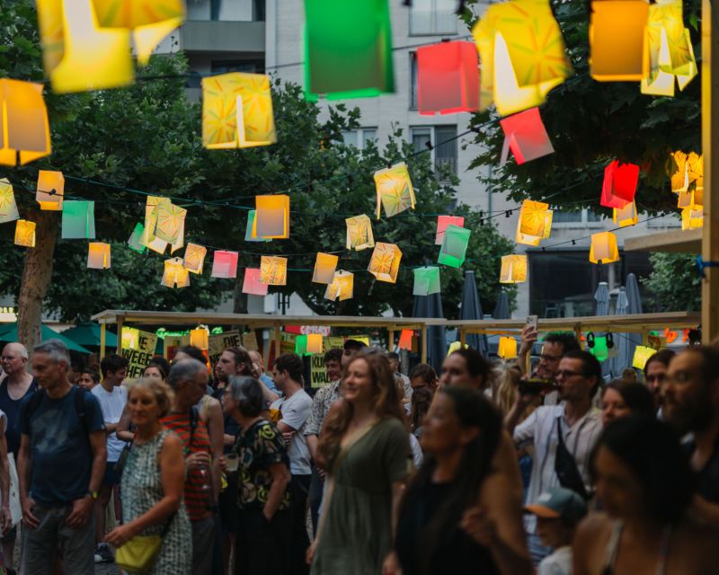Impressionen vom Auftakt der Lampionfeste, die initiiert vom Deutschen Architektur Museum im Jahr 2025 auf dem Paulsplatz in Frankfurt stattfanden.