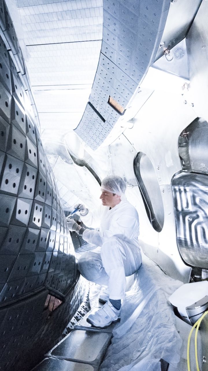 Montagearbeiten im Inneren eines Kernfusionsreaktors