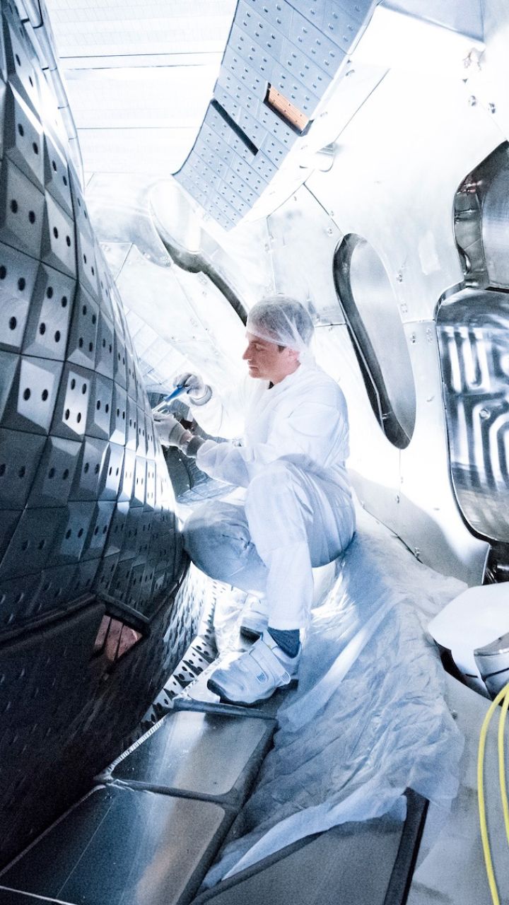 Montagearbeiten im Inneren eines Kernfusionsreaktors