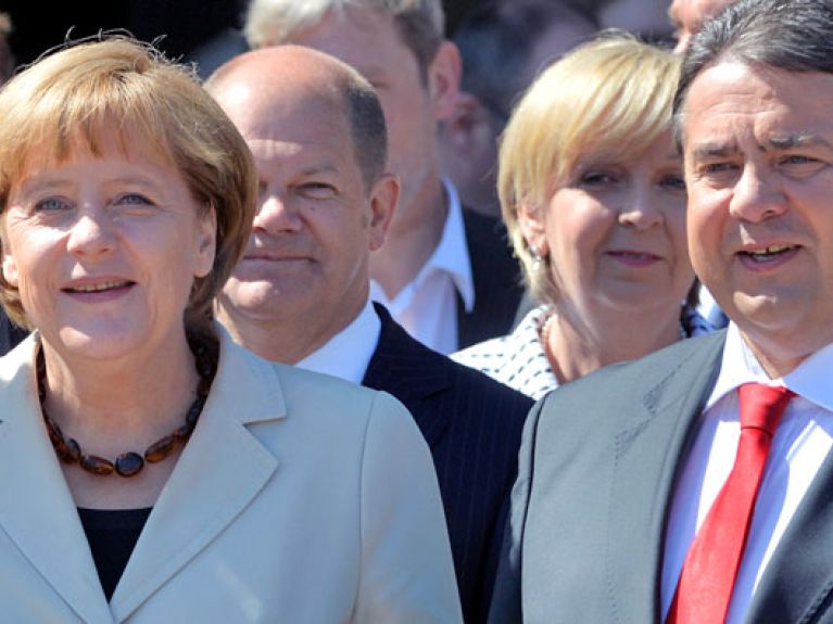 picture-alliance/dpa – Chancellor Angela Merkel (CDU) and Sigmar Gabriel, leader of the Social Democrats (SPD)