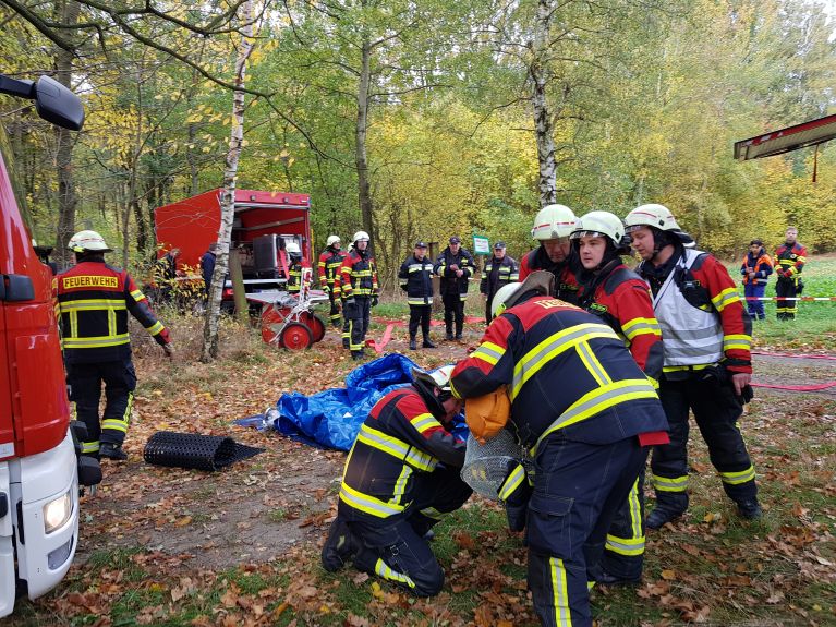 In Löbau üben deutsche und polnische Feuerwehren die Bekämpfung eines Waldbrandes.