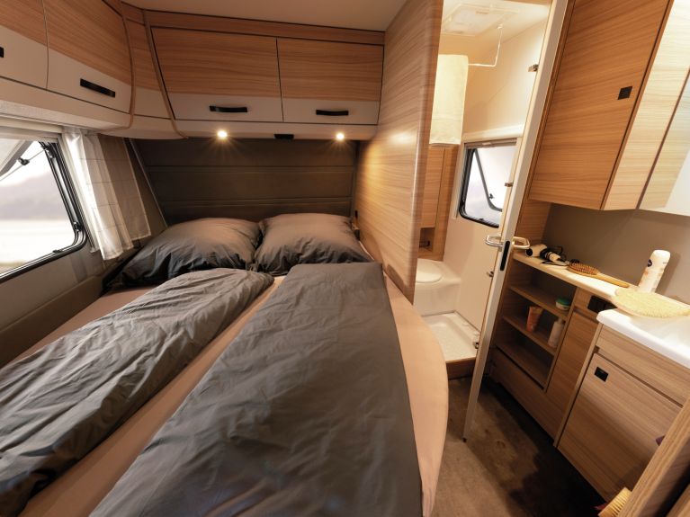 Wohnwagen-Schlafbereich  mit Doppelbett und Bad