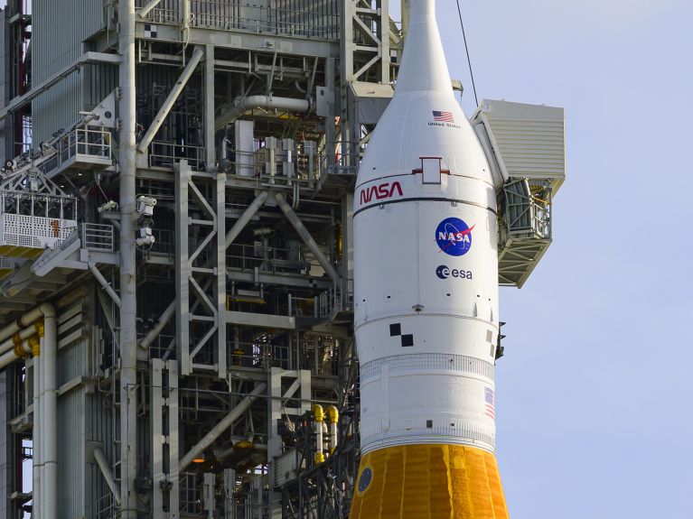 Die SLS-Rakete der NASA mit der Orion-Kapsel auf der Startrampe für die Artemis-II-Mission