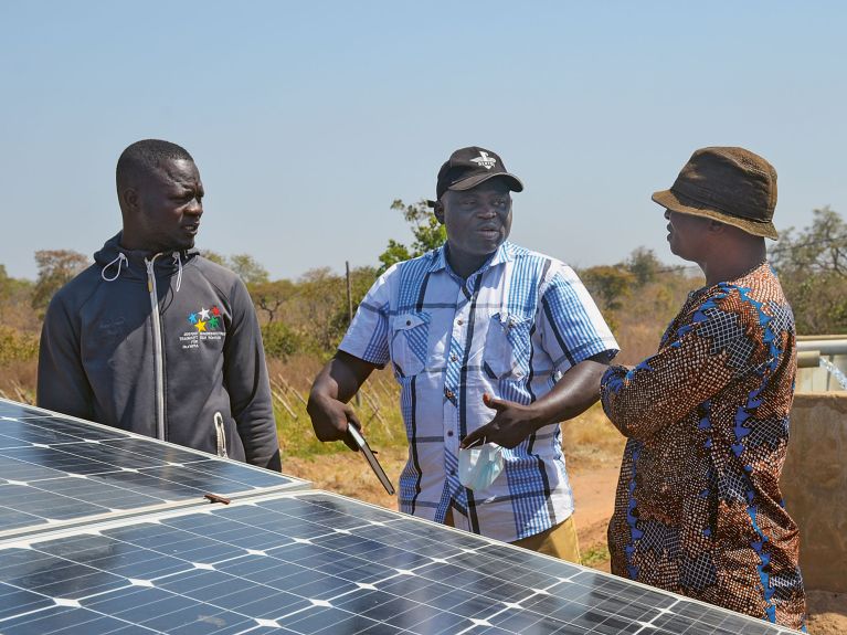 محمد عوالي جبريل (في الوسط) هو حلقة الوصل بين المزارعين وشركة الطاقة الشمسية BRCE وهيئة GIZ الألمانية.  