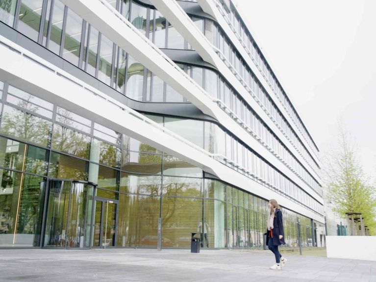 Johanna Kardel auf dem Weg ins Büro 