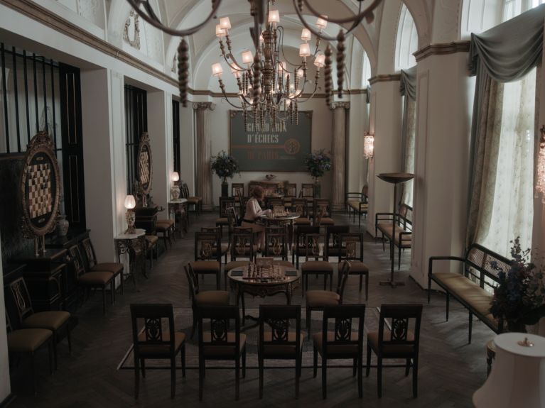 Die Szenen zu Beginn der Serie im Paris von 1967 wurden im Café Grosz im Haus Cumberland am Kurfürstendamm gedreht. Das luxuriöse Café schloss allerdings Ende 2019. 