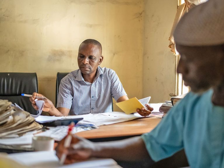 Deux personnes dans un bureau au Nigeria traitent des demandes