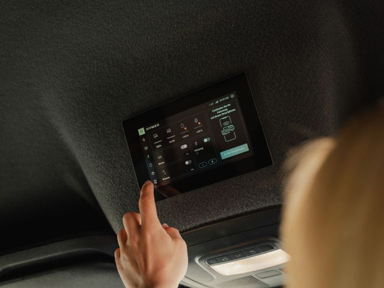 Hand bedient Hymer-Display im Fahrzeug.