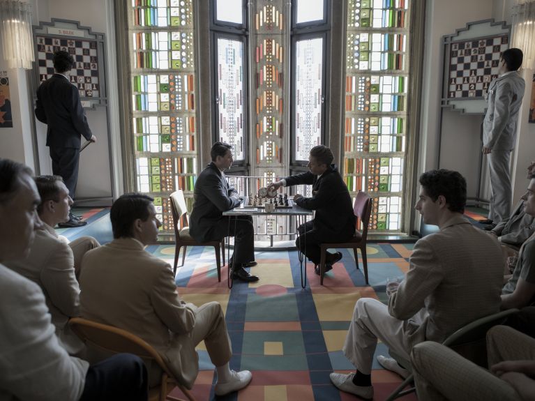 When the protagonist Beth has to prove her mettle at the Aztec Palace Hotel in Mexico, the lead actress Anya Taylor-Joy is actually in the foyer of Berlin’s Friedrichstadt-Palast.