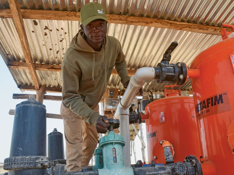 Estache W. Adje  trabaja para Alafia Wanru, que arrienda tierras a los agricultores.