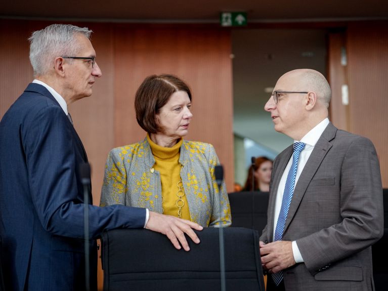 Martin Jäger (BND, izquierda), Martina Rosenberg (MAD) y Sinan Selen (BfV).