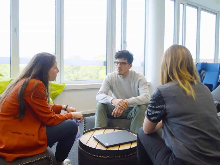 Johanna Kardel em conversa com colegas