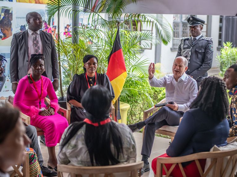 Olaf Scholz avec des Nigérianes et des Nigérians