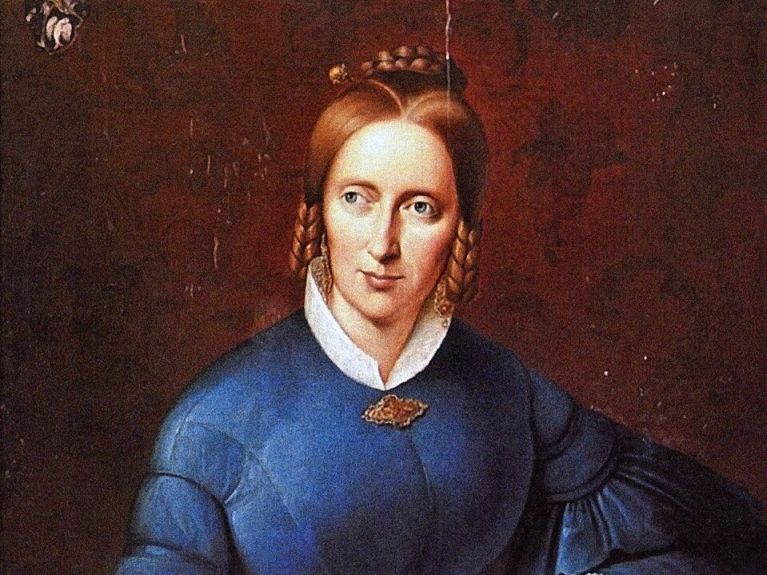 Gemaltes Frauenporträt im blauen Kleid