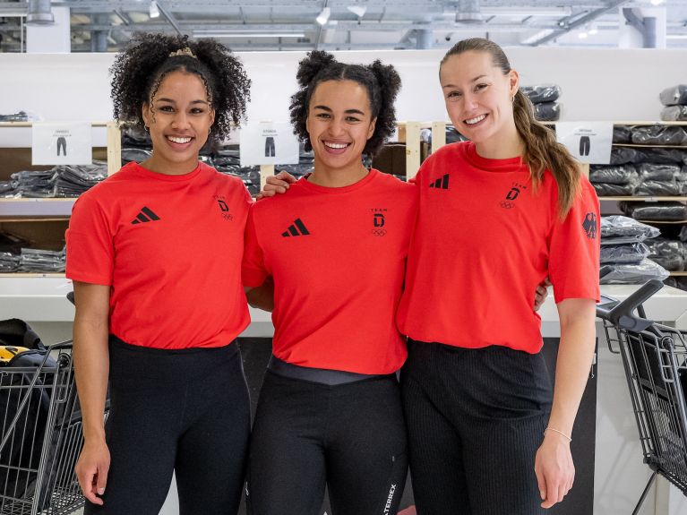 Pilotas de bobsleigh (de izq. a dcha.) Deborah Levi, Leonie Kluwig y Laura Nolte durante la entrega del equipamiento olímpico