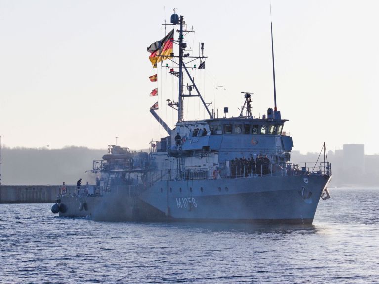 Das Minenjagdboot „Fulda“ verlässt den Marinestützpunkt Kiel-Wik