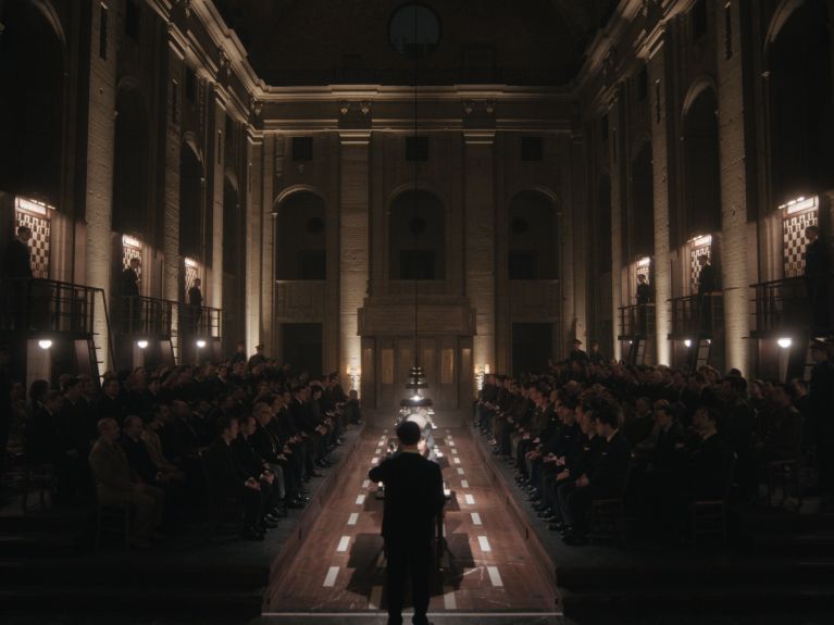 Beth participe à un tournoi d’échecs déterminant à Moscou ; celui-ci a été tourné dans la Bärensaal de l’Altes Stadthaus à Berlin. Cette salle a aussi été le lieu de tournage de la série allemande « Babylon Berlin ». 