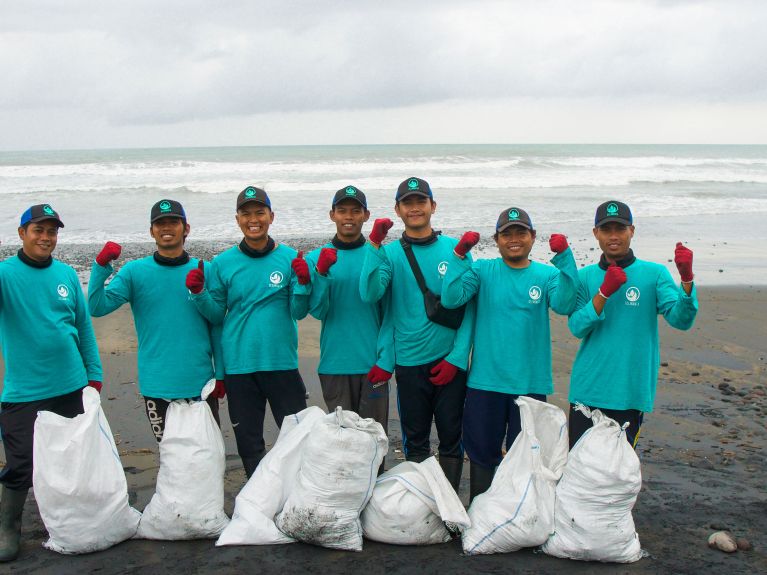 Oceanmata's helpers collect plastic waste in Bali.