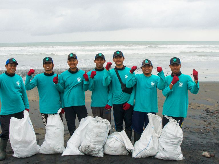 Pomocnicy z firmy Oceanmata zbierają plastikowe odpady na Bali.