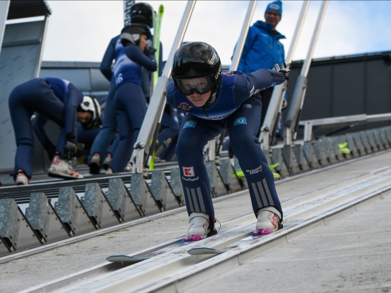 El saltador de esquí Philipp Beckmann durante los entrenamientos y las competiciones