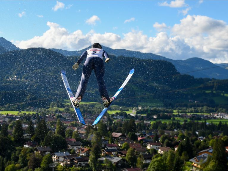El saltador de esquí Philipp Beckmann durante los entrenamientos y las competiciones