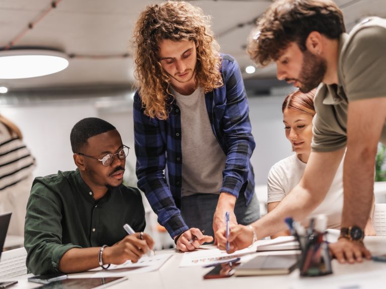 Junge Menschen arbeiten in einem Start-up