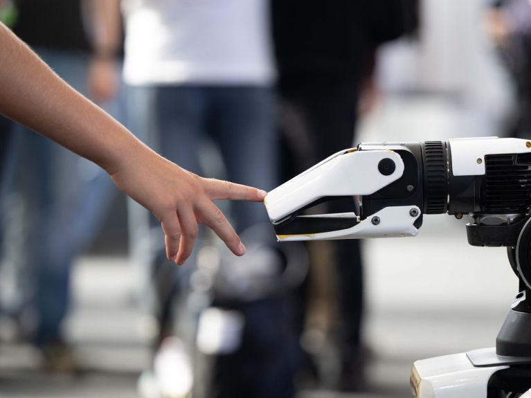 Ludzka ręka i ramię robota Ludzka ręka i ramię robota