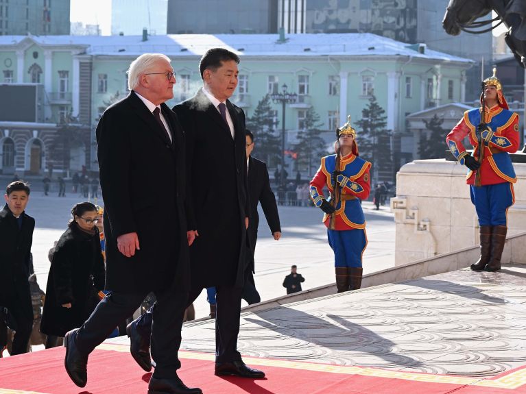 Almanya Cumhurbaşkanı Frank-Walter Steinmeier ve Moğolistan Cumhurbaşkanı Uhnaagiyn Hürelsüh