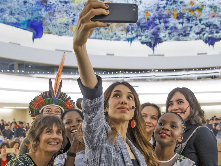 Nadia Murad (au centre)